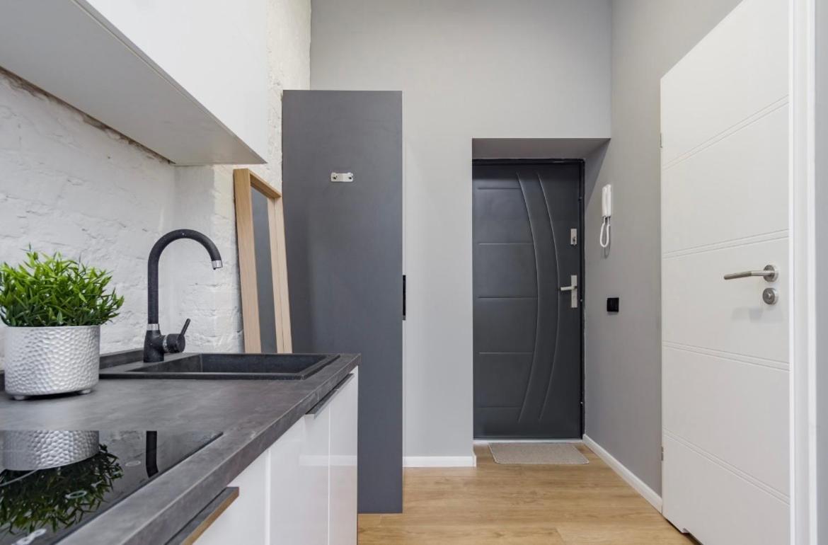 Kawalerka W Srodmiesciu 24 Apartment Lodz  Luaran gambar